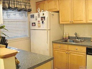 4th image of 864 Village Dr