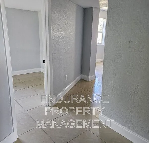 809 W 5th St — Photo 9