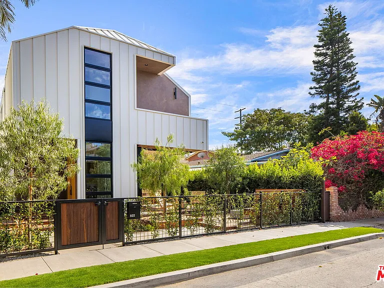 822 Superba Ave — Photo 48