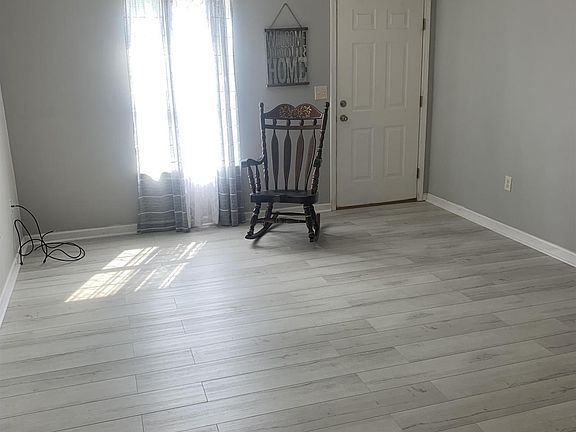 3rd image of 19 Williamsburg Dr