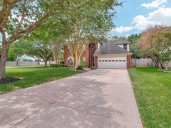 2nd image of 3802 Pin Oak Dr S