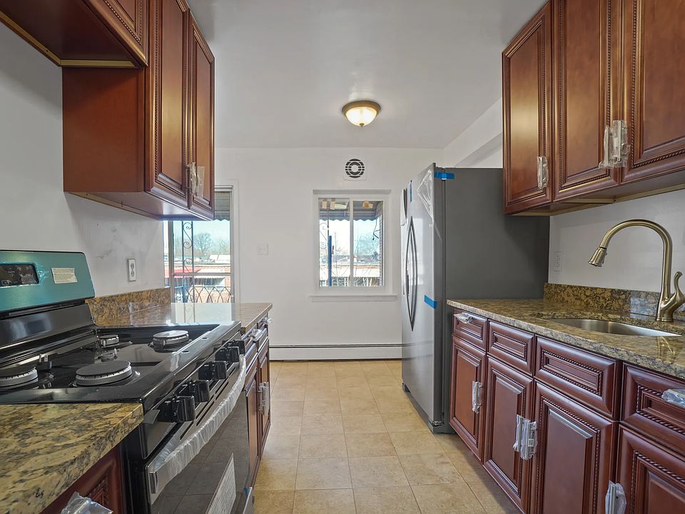 1st image of 1071 E 233rd St