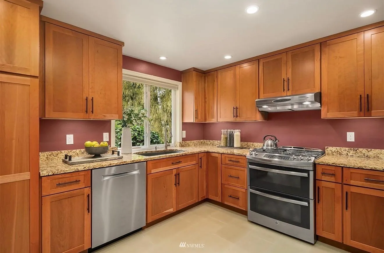 5 bed, 3240 sqft, $9,500 — Photo 3