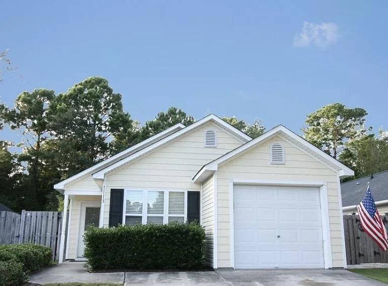 1113 Loman Ln — Photo 1