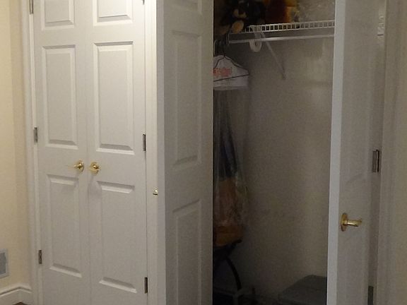 2nd image of 907 Cherry Hill Dr