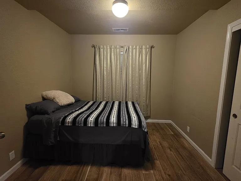 Room for rent comes with Newer Bed, option of 50-inch flat screen TV, fast internet, and streaming channels with a great upstairs view of Scenic Heritage Oaks. Park-like setting here,