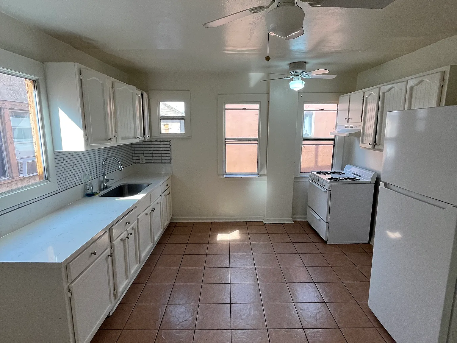 3 bed, 800 sqft, $2,800 — Photo 2
