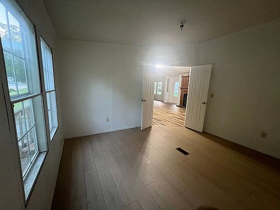 5th image of 405 Mill Rd