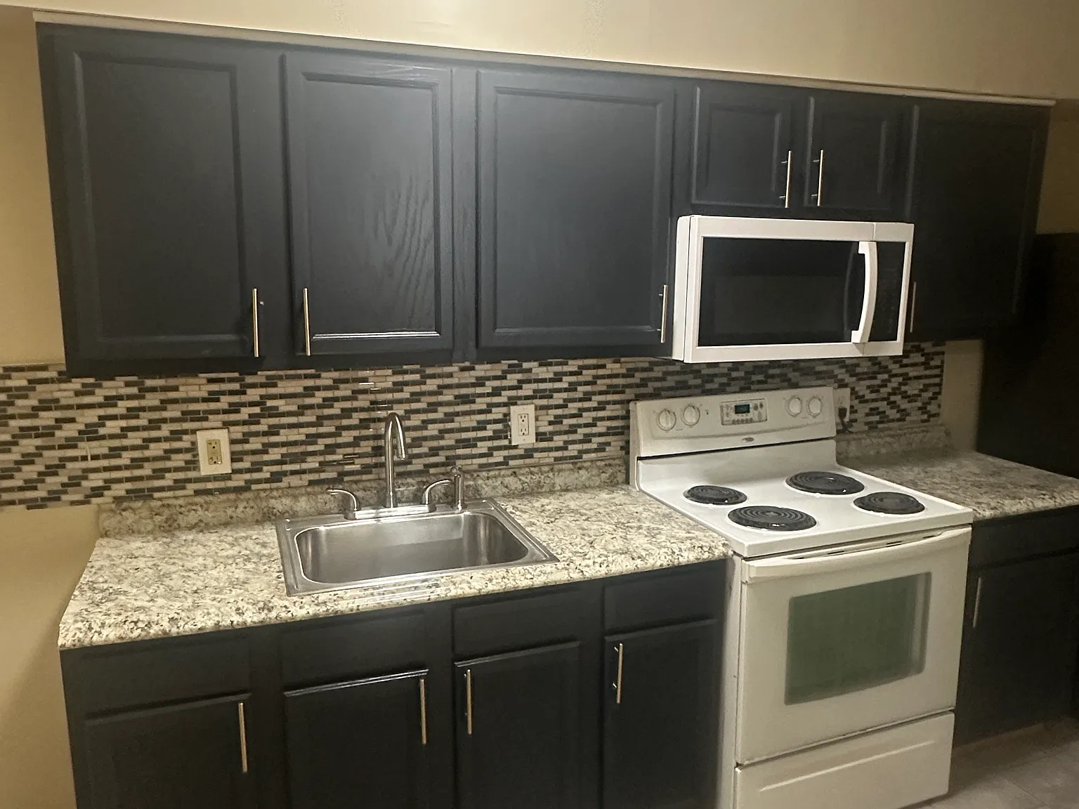 2 bed, 1.5 bath, 1200 sqft, $1,450 — Photo 3