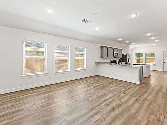 4th image of 19164 Cedar Lennox Cir