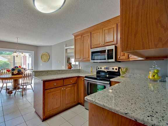 5th image of 102 Highmeadow Cir