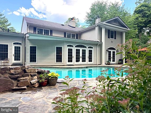 2nd image of 304 Chesapeake Dr