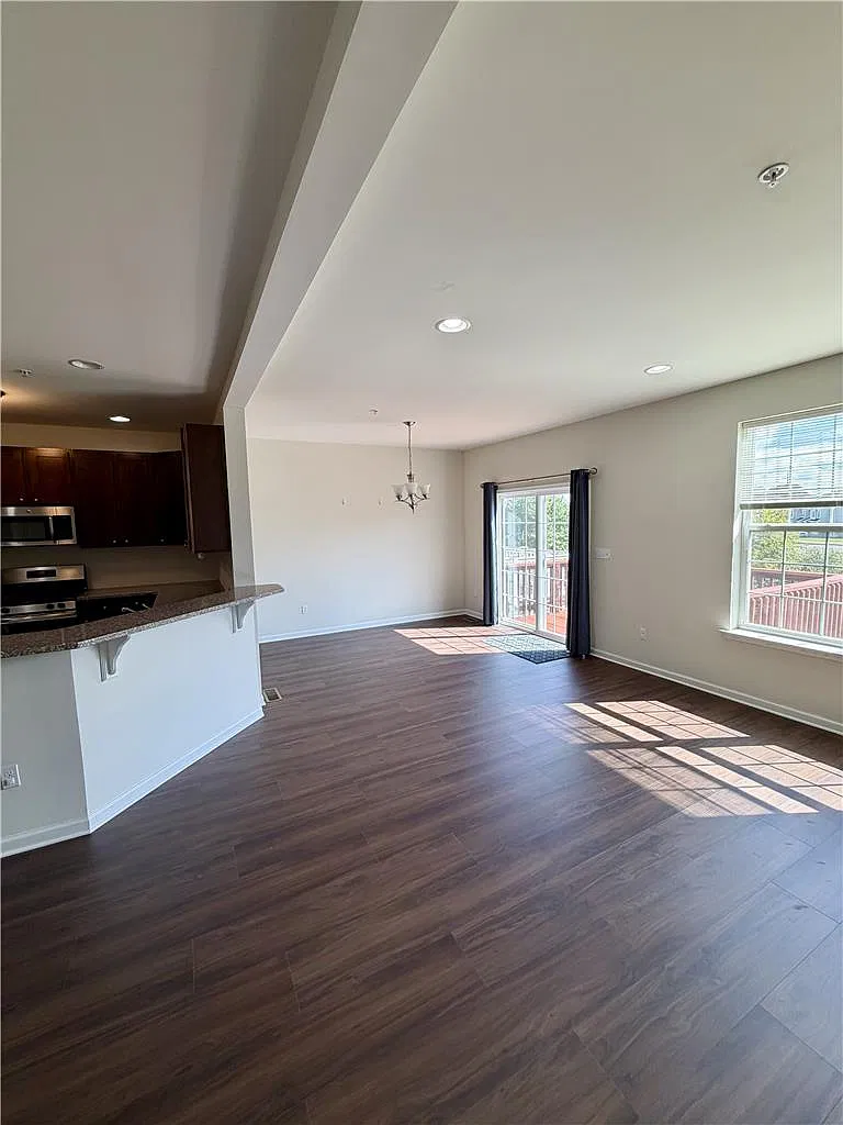 3 bed, 2.5 bath, 2479 sqft, $2,695 — Photo 2