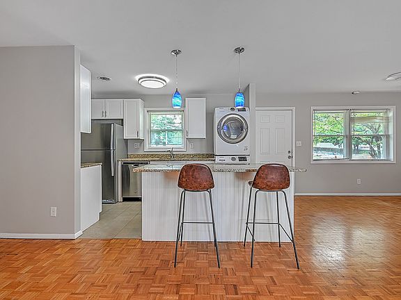 4th image of 818 University Pkwy #1