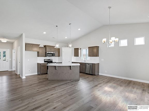 4th image of 17816 Camden Ave
