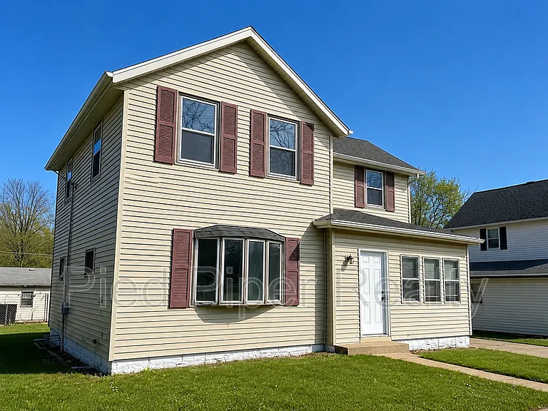 534 E Illinois St — Photo 1
