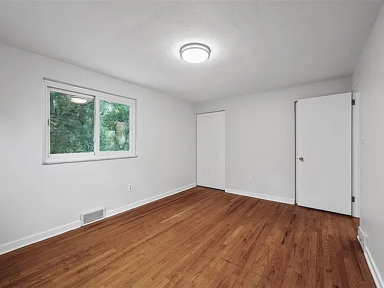 1423 Lakeside Dr — Photo 16
