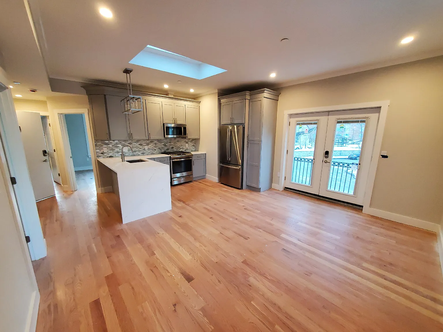 3 bed, 1.5 bath, 9999 sqft, $3,800 — Photo 3