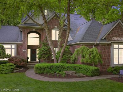 7092 S Oak Ct E, West Bloomfield, MI, 48323