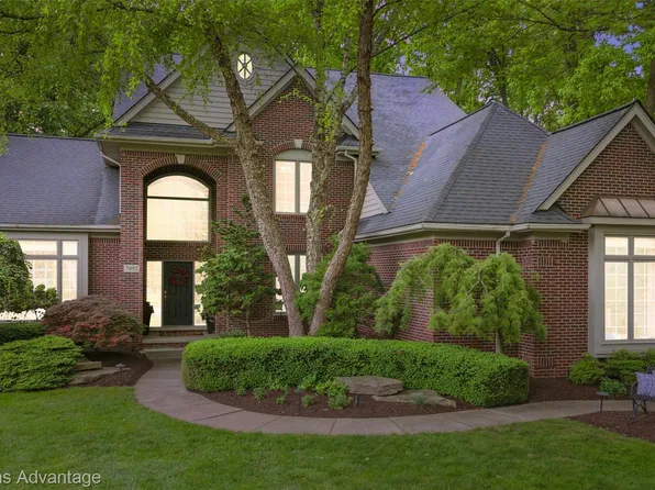 7092 S Oak Ct E, West Bloomfield, MI 48323