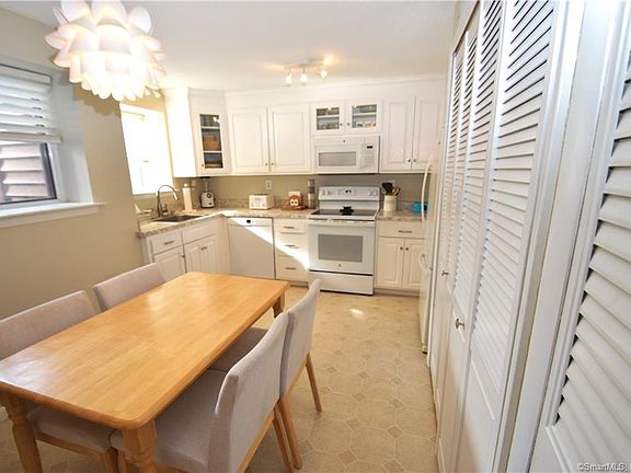 4th image of 133 Hollister Way N #133