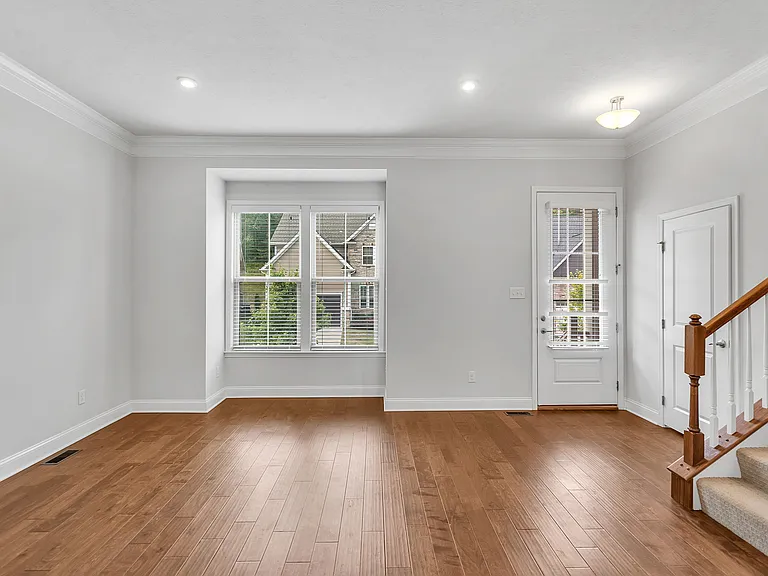 160 Seneca Pl — Photo 5