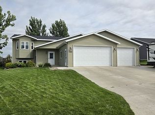 6420 Edgerly Ln, Bismarck, ND 58504