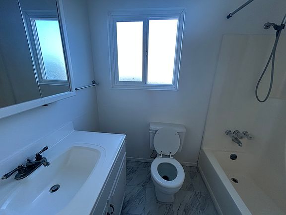 3rd image of 2021 Lincoln Blvd #3