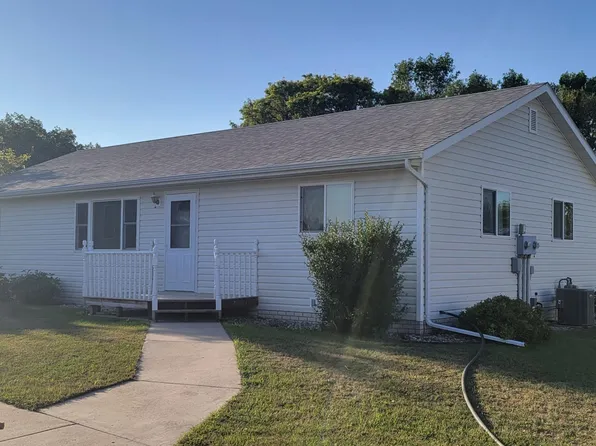 324 3rd St SE, Devils Lake, ND 58301