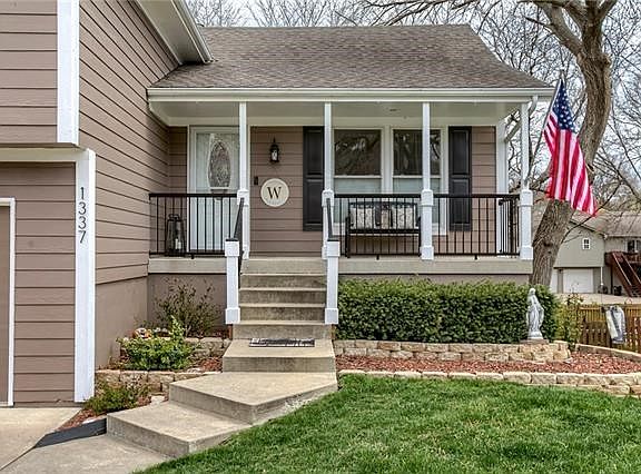 2nd image of 1337 NE Foxwood Dr