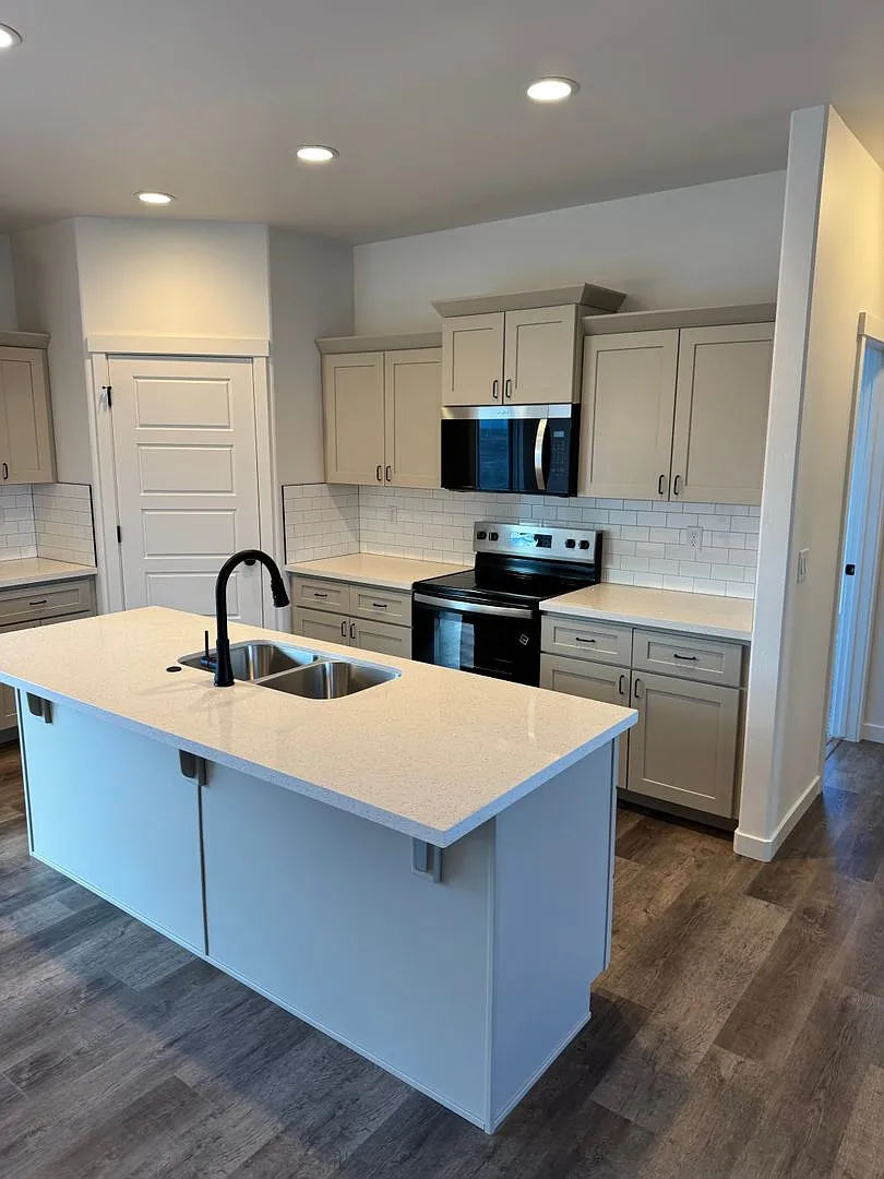 Move-In Ready 4BR w/ Fenced Yard & RV Parking — Photo 3