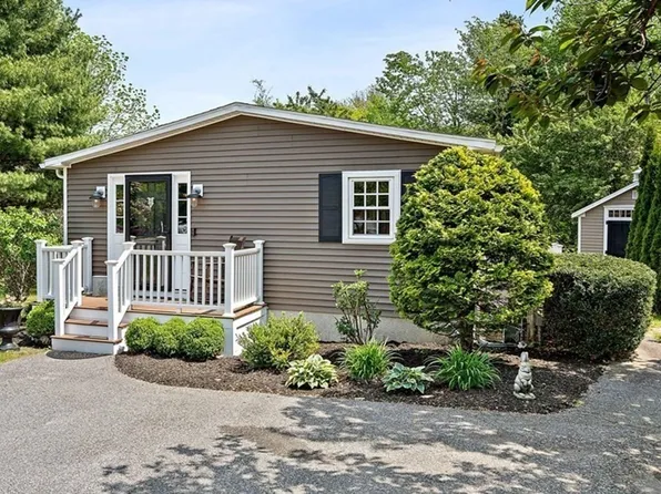 8 Crabapple Cir, Rockland, MA 02370
