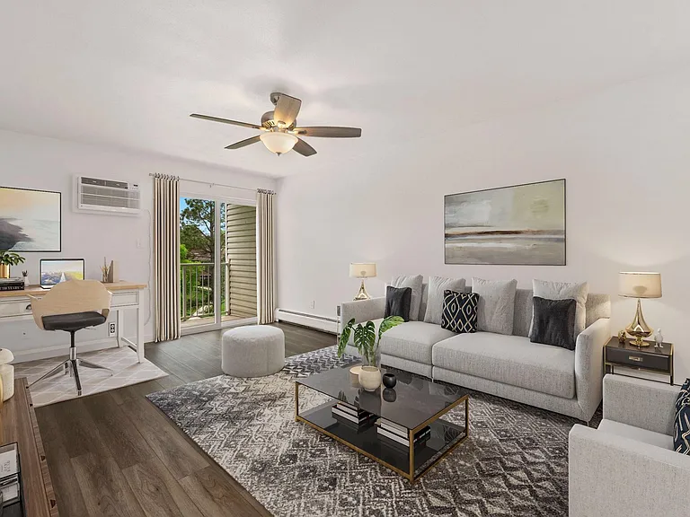 Golden Cir — Photo 1