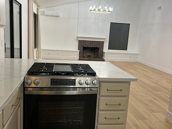 3rd image of 814 Bougainvillea St