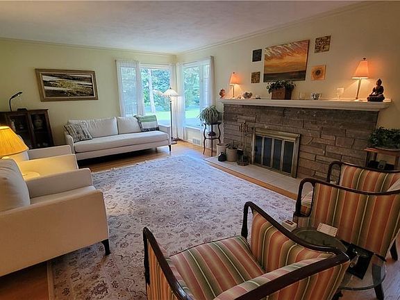 5th image of 103 Oak Manor Cres