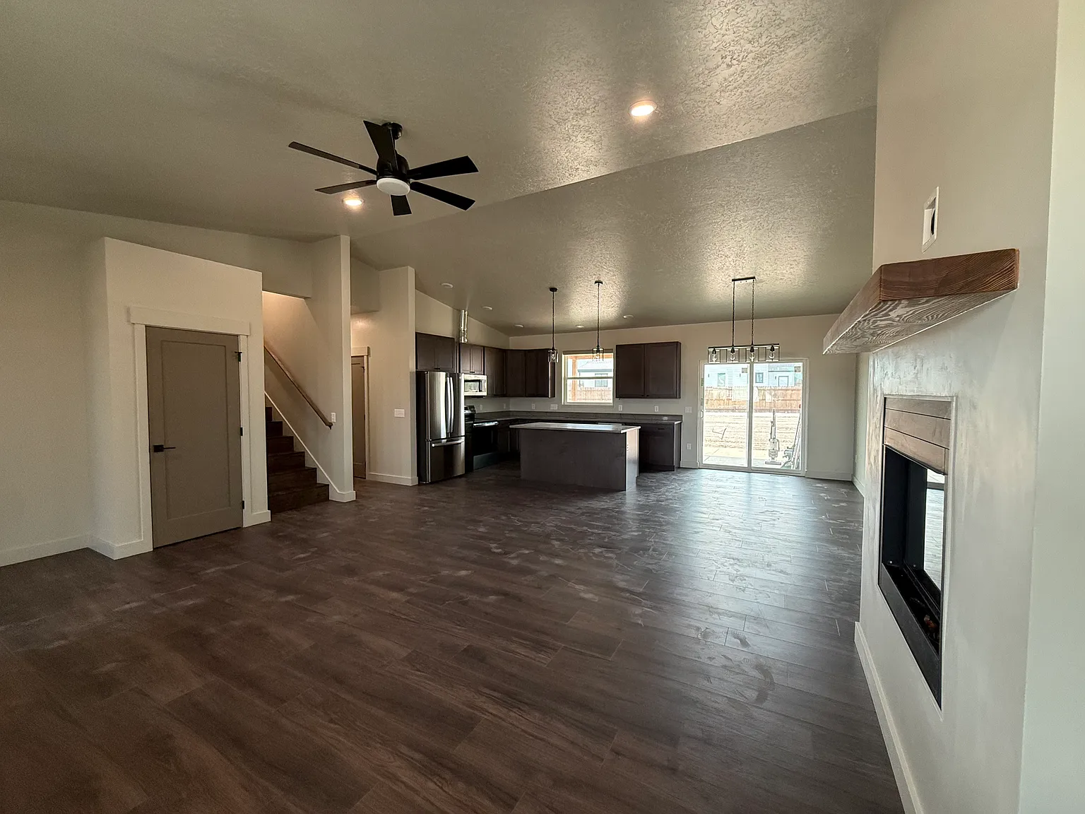 4 bed, 2200 sqft, $2,995 — Photo 4