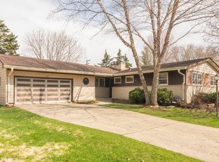 146 Crestwood Dr, Dundee, IL