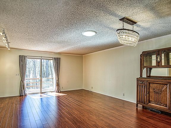4th image of 12 Lindsay Ln