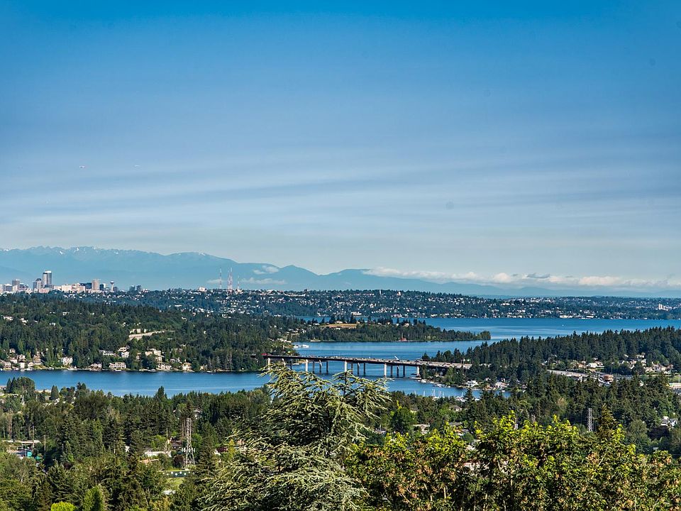 Panorama views of Lake Washington, Olympic mountains, down town Seattle, down town Bellevue.