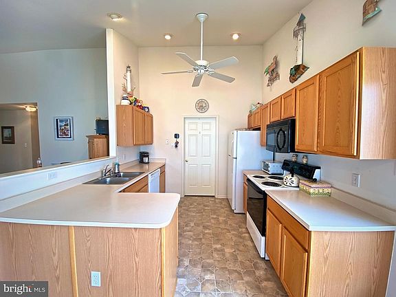 5th image of 6 Applewood Ln
