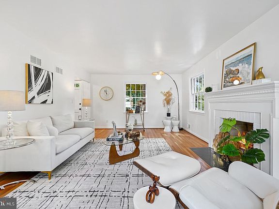 3rd image of 307 Indian Spring Dr