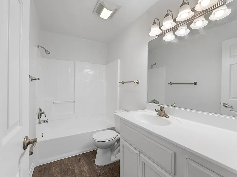 Villa Serrano Apartment Homes — Photo 9