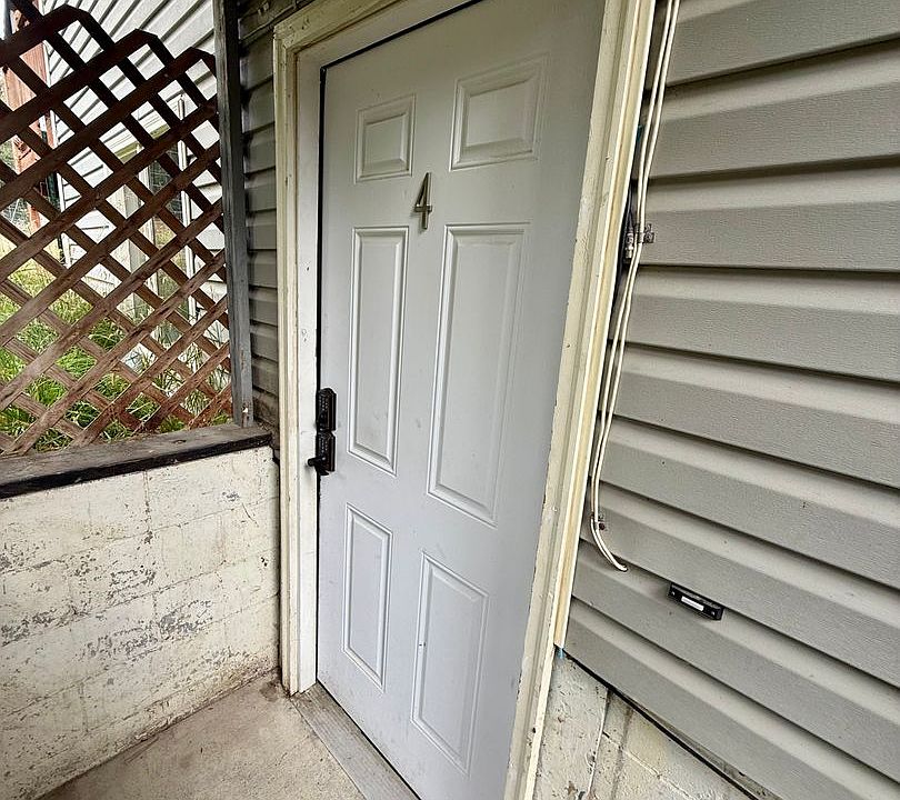 1st image of 1090 S Salmonberry St #4
