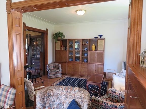 4th image of 152 E College St
