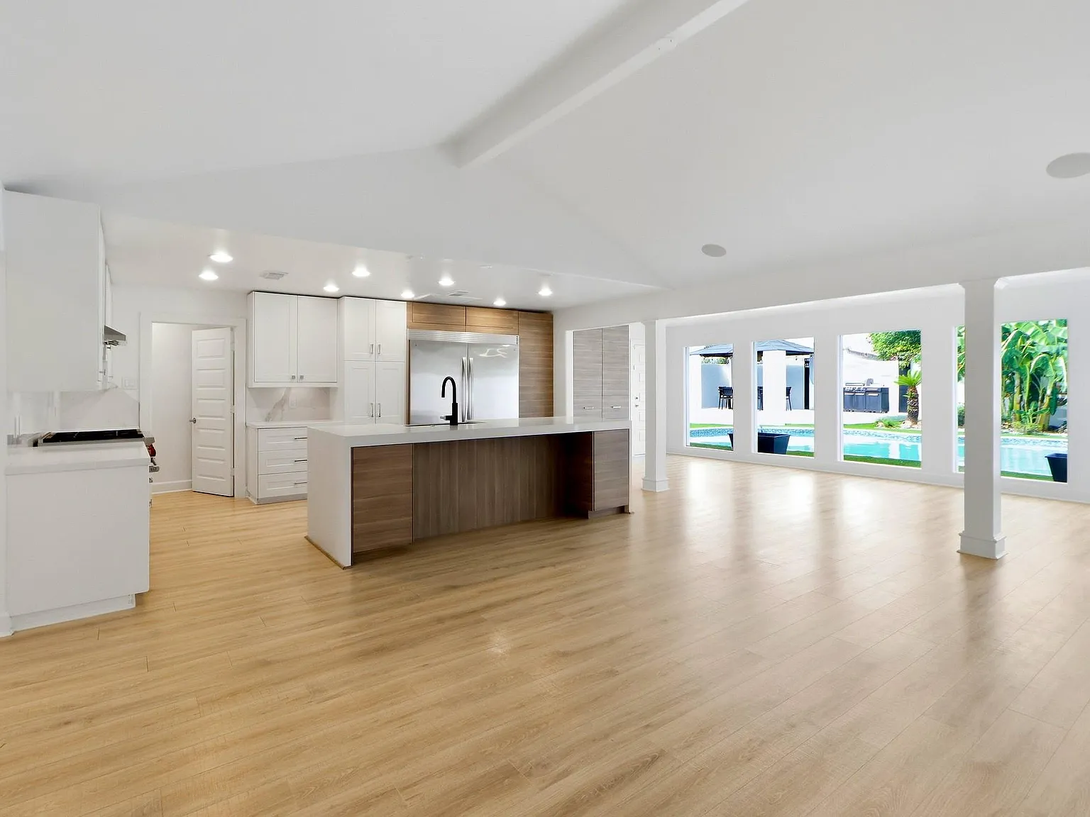 5 bed, 2.0 bath, 2723 sqft, $4,000 — Photo 4