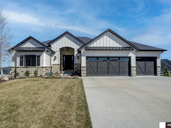 8830 Chaparral Ct, Lincoln, NE 68520