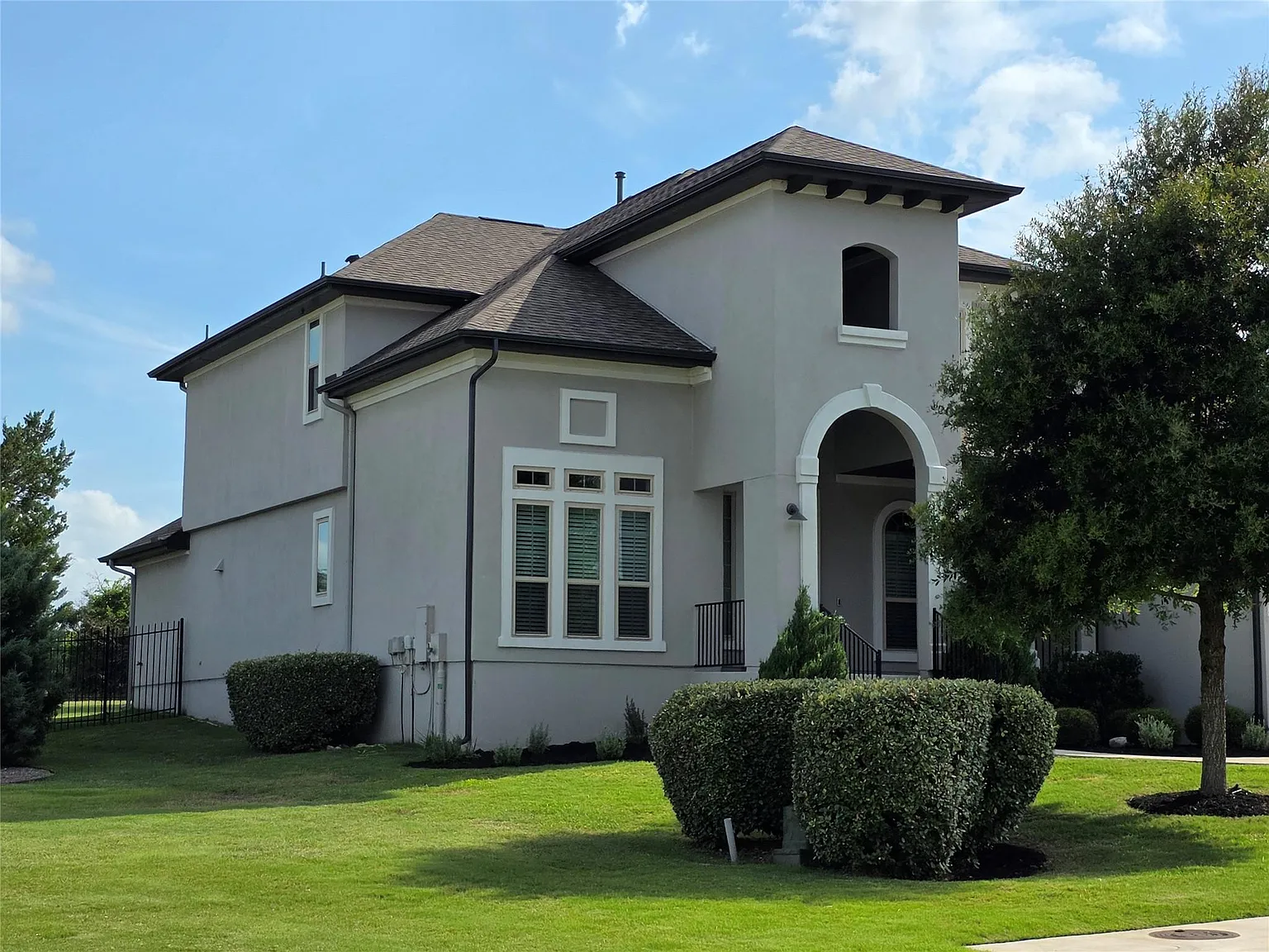 4 bed, 3.5 bath, 3784 sqft, $4,700 — Photo 2