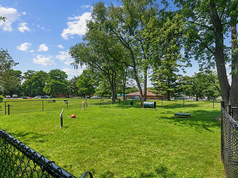Suburban Park — Photo 22