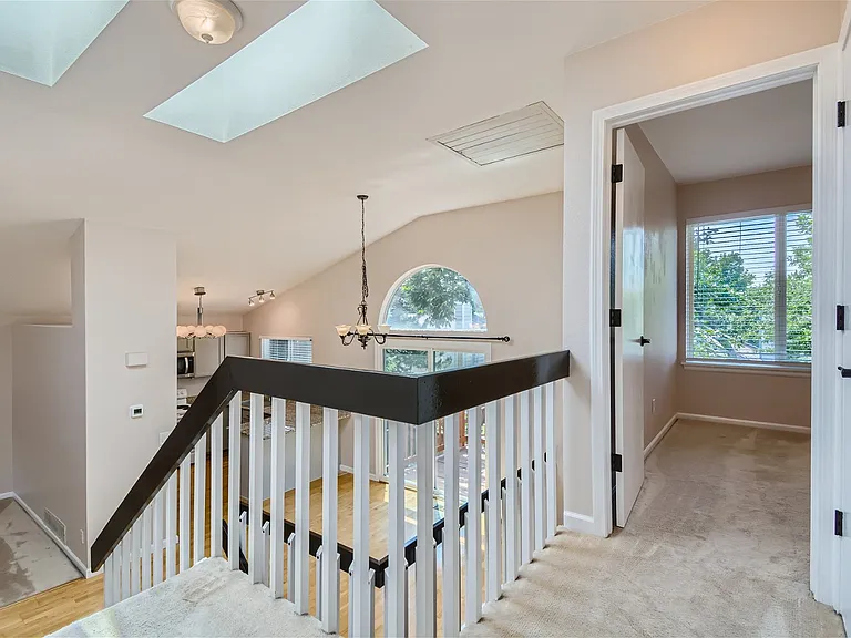 952 Thames St — Photo 14