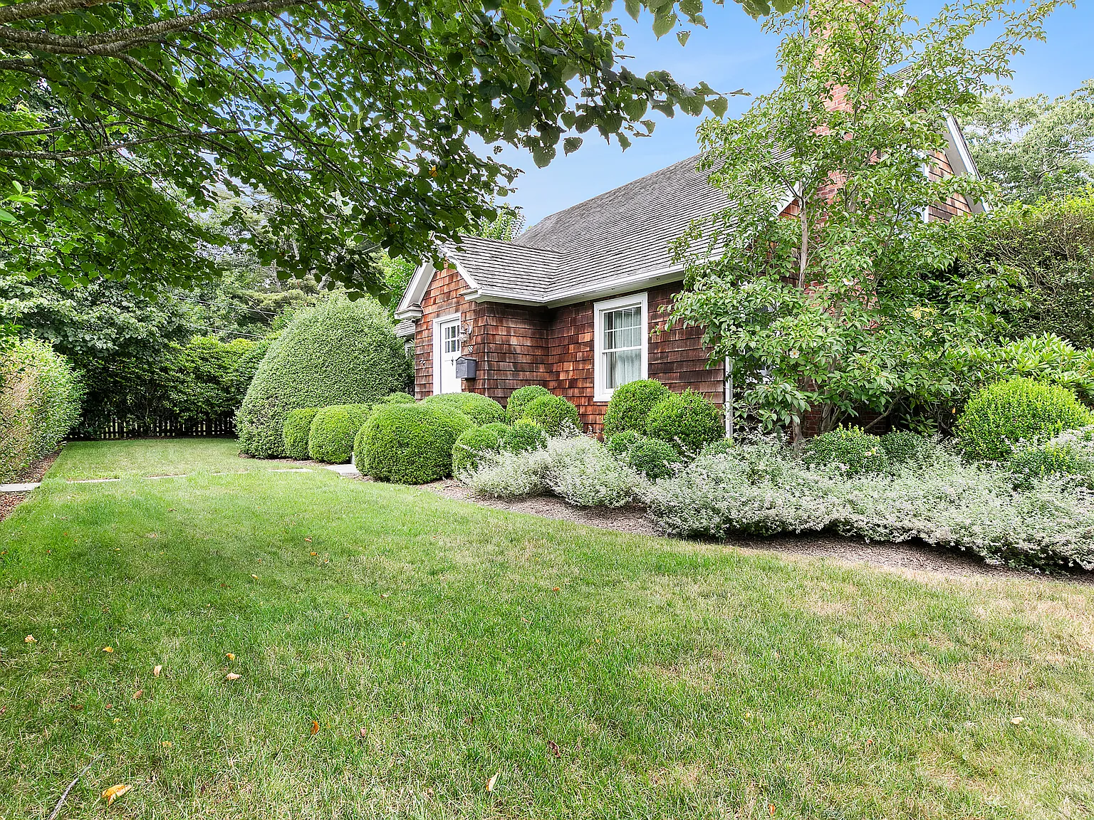 Darling Cottage in East Hampton — Photo 1